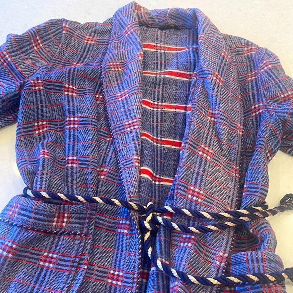 Beacon vintage mens bath robe with belt. Kramer wore this brand. Pit to pit 20.